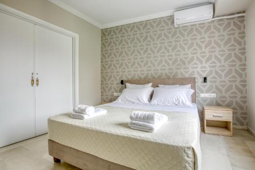 Avra - Topfloor apartment in historical Athens