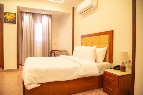 Postel nebo postele na pokoji v ubytování Three Pyramids Boutique Hotel