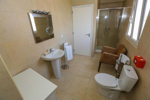 Ett badrum på Flor do Mar House