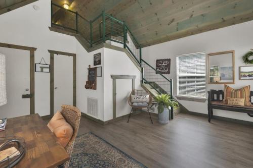 Χώρος καθιστικού στο Cactus Flower Lodge-20 min to Downtown-Starlit Sky Views