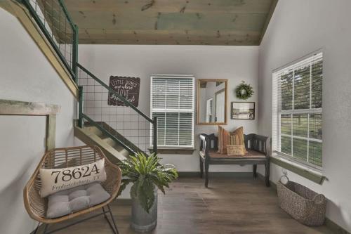 Χώρος καθιστικού στο Cactus Flower Lodge-20 min to Downtown-Starlit Sky Views
