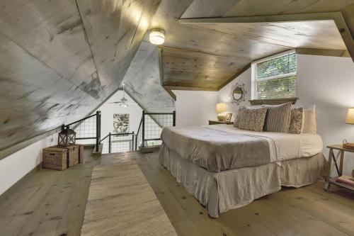 Ένα ή περισσότερα κρεβάτια σε δωμάτιο στο Cactus Flower Lodge-20 min to Downtown-Starlit Sky Views