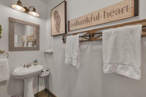 Ένα μπάνιο στο Cactus Flower Lodge-20 min to Downtown-Starlit Sky Views