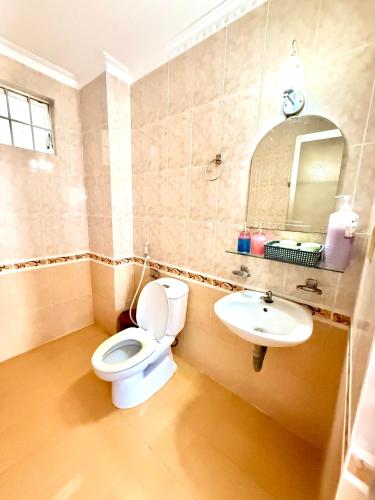 a bathroom with a toilet and a sink at The Warm khách sạn bãi sau giá rẻ in Vung Tau