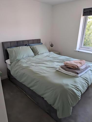 Ένα ή περισσότερα κρεβάτια σε δωμάτιο στο Family and pet friendly relaxed home
