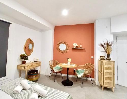 Designer and Quiet Studio 5 min to Maria Zambrano Station and 15 min walk to Beach photo 10