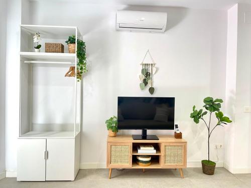 Designer and Quiet Studio 5 min to Maria Zambrano Station and 15 min walk to Beach photo 18