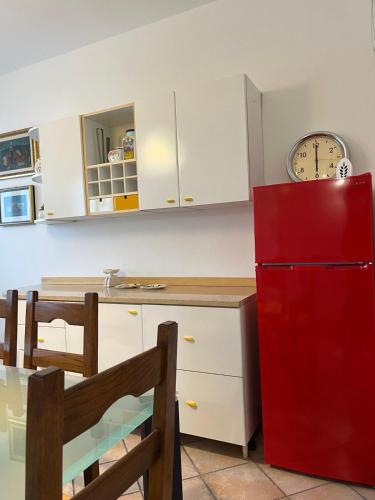 cocina con nevera roja y mesa en Le Terre Gobe, en Refrontolo