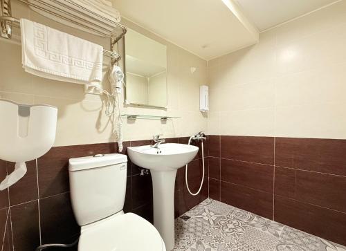 a bathroom with a toilet and a sink at 新獅城商務旅館New Lion City Hotel in Taipei