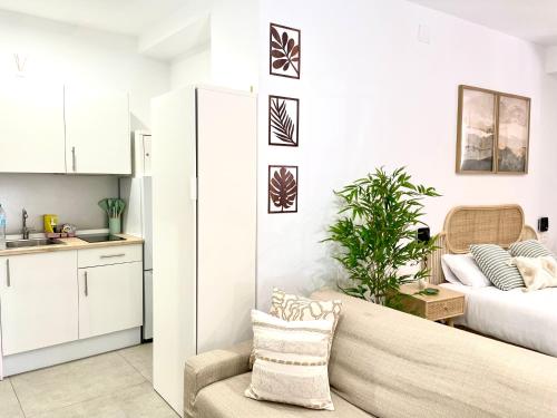 Designer and Quiet Studio 5 min to Maria Zambrano Station and 15 min walk to Beach photo 15