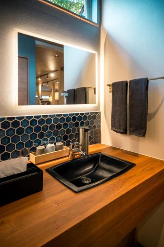 a bathroom with a sink and a mirror at Retaruke-レタルケ- in Biei
