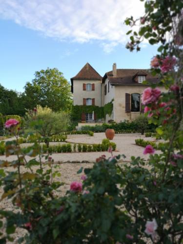 a house with a garden with flowers in the foreground at Pure Gardères in Monlezun