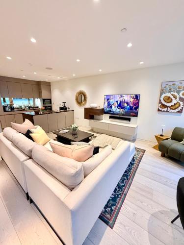 TV a/nebo společenská místnost v ubytování Central London Designer Home w Game Room and AC