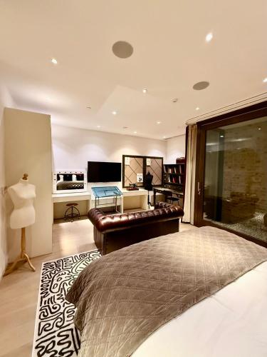 Postel nebo postele na pokoji v ubytování Central London Designer Home w Game Room and AC