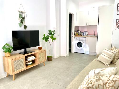 Designer and Quiet Studio 5 min to Maria Zambrano Station and 15 min walk to Beach photo 17
