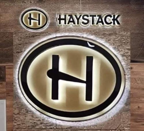 Certifikát, hodnocení, plakát nebo jiný dokument vystavený v ubytování Haystack