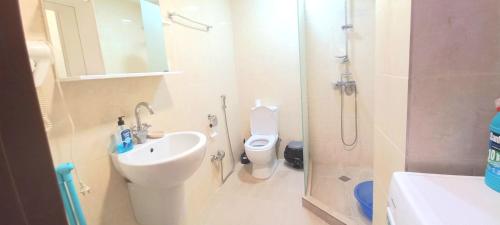 Un baño con lavabo, inodoro y ducha. en Haystack, en Bakuriani