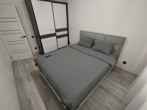 a large bed in a room with a window at Comfort MD in Chişinău