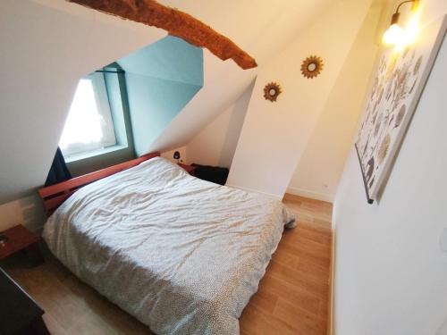a bedroom with a bed in a attic at Orléans centre T2 théâtre et cathédrale in Orléans