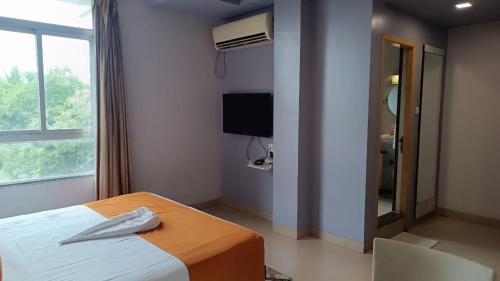 Ένα ή περισσότερα κρεβάτια σε δωμάτιο στο Hotel Pooja Garden, Nanded