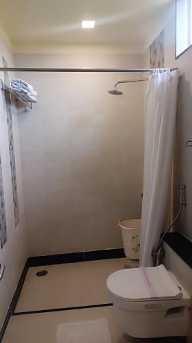 Ένα μπάνιο στο Hotel Pooja Garden, Nanded