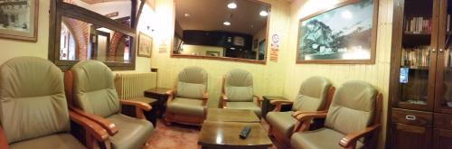 un vagón de tren con sillas y una mesa en él en Hotel Sarao en Escarrilla