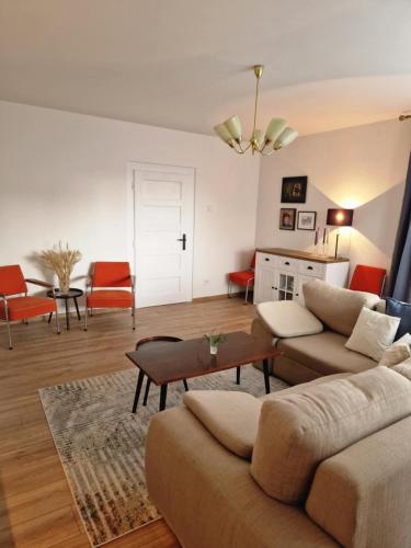 ein Wohnzimmer mit Couch und Tisch in der Unterkunft Orlik in Spišské Bystré