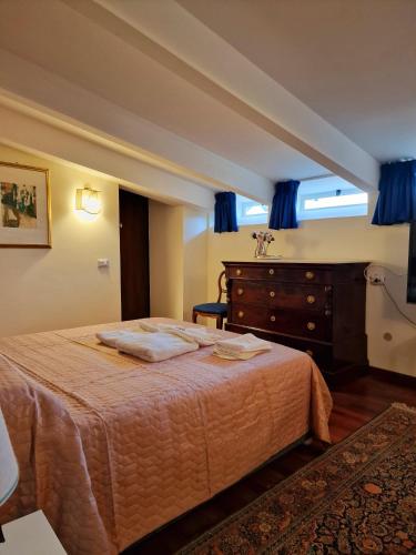 Un dormitorio con una cama y una cómoda y una ventana. en Colombo Luxury, en Caserta