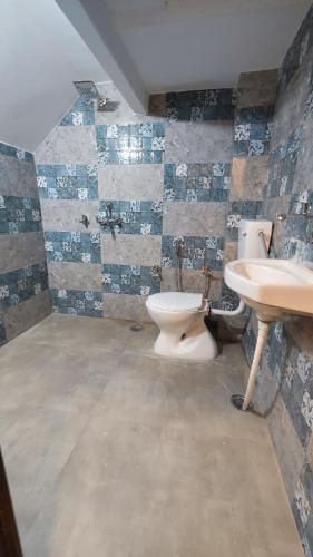 Ένα μπάνιο στο Amrit Ganga Homestay 1,5 km from kashi vishwanath Near Rathyatra ropeway