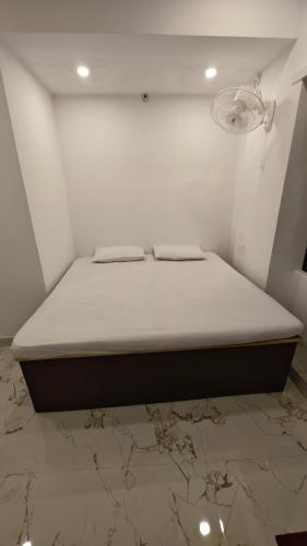 Ένα ή περισσότερα κρεβάτια σε δωμάτιο στο Amrit Ganga Homestay 1,5 km from kashi vishwanath Near Rathyatra ropeway