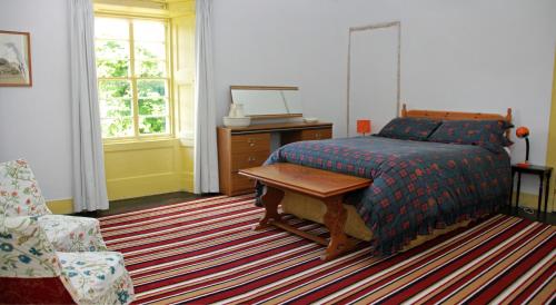 アーマデールにあるArmadale House Scotland Farr North Coast B&Bのベッドルーム1室(ベッド1台、テーブル、椅子付)