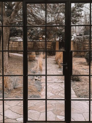 a view through a window of a yard at La Masia in Chacras de Coria