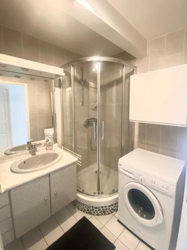 Et badeværelse på Appartement résidence piscine - Dijon quartier Toison d'Or