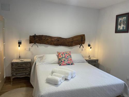 a bedroom with a bed with towels on it at La CASA de mis PADRES 2 in Arahuetes
