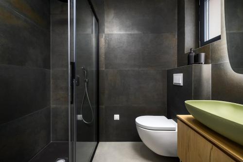 ウマグにあるLuxury penthouse VE - sea viewのシャワー、トイレ、洗面台を備えたバスルーム