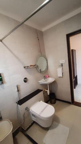 Ένα μπάνιο στο Hotel Pooja Garden, Nanded