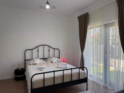 Luxury Villa Residence Corbeanca في Corbeanca: غرفة نوم بها سرير ونافذة كبيرة