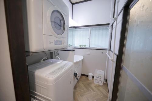 a small bathroom with a washing machine and a sink at Macchiato SHONAN-Vacation Stay- in Hiratsuka