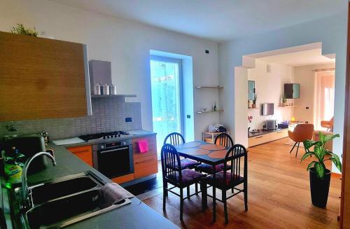 Una cocina con una mesa y sillas en una habitación. en Dreamy garda house, en Nago
