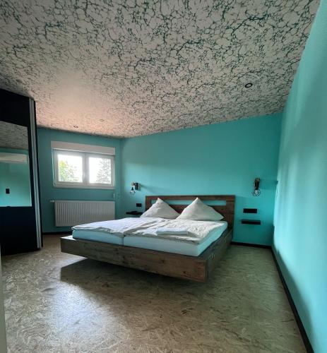 a bedroom with a bed in a blue room at East BOX 40A - Ferienhaus in Modern Art in Bautzen