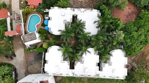 una vista aerea su una villa bianca con palme di Anton White Villas Resort a Mamallapuram