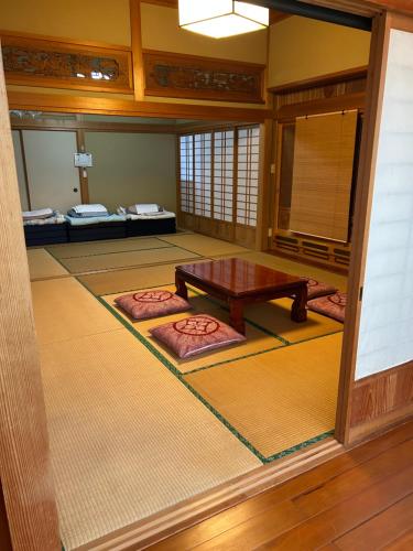 伊万里市にある1日1組様限定アスパラの収穫体験と庭でバーベキューが楽しめる民宿うめむらのテーブル付きの部屋