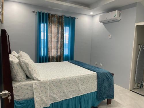 Postel nebo postele na pokoji v ubytování Blue Coral Villa Jamaica