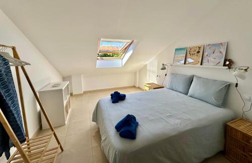 フィステーラにあるCasa del Faro Finisterre - Itsasargia etxeaのベッドルーム1室(ベッド1台にシッティングされた青いテディベア付)