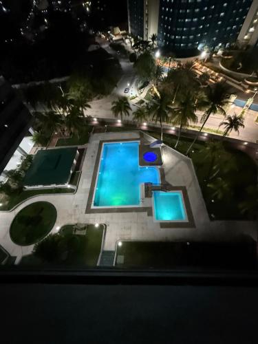 an overhead view of a pool at night at Apartamento vista al mar Seaview apartment in Pampatar