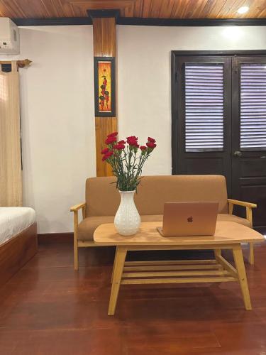 Ruang duduk di Oudomlith Villa Luang Prabang