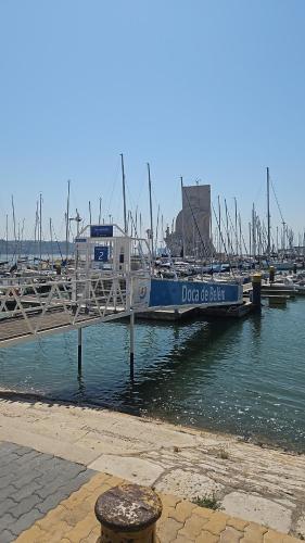 un barco está atracado en un muelle en un puerto deportivo en Lisboa Barcos Belém, en Lisboa