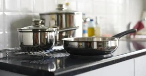 una encimera con una olla y un tazón en ella en Oikia, en Nauplia