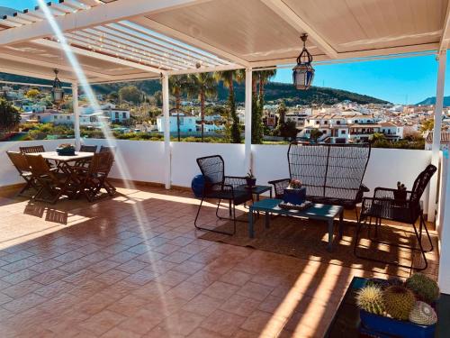 Beautiful penthouse with spectacular views.的阳台或露台