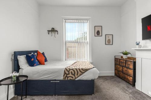 un dormitorio con una cama y una ventana en Groups - 8 plus DBed-zzz - 5 comfy separate bedrooms, en Goole